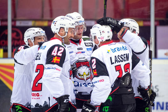 Malmö Redhawks Matias Lassen jublar med lagkamrater