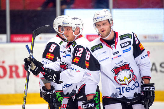 Malmö Redhawks Matias Lassen jublar med lagkamrater