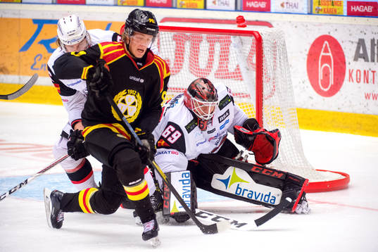 Brynäs Jesper Boqvist oroar framför Malmö Redhawks