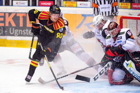 Brynäs Jesper Boqvist oroar framför Malmö Redhawks