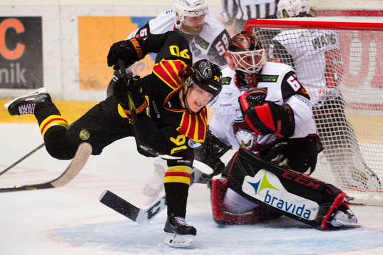 Brynäs Jesper Boqvist oroar framför Malmö Redhawks
