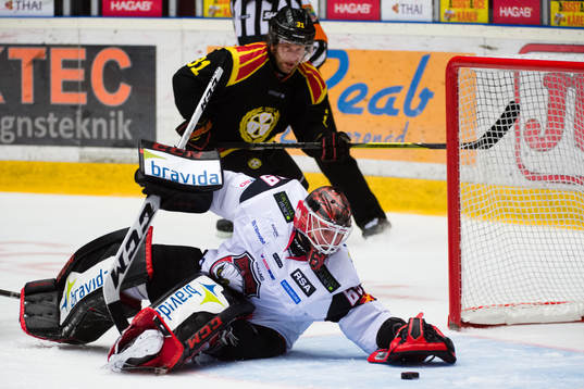 Malmö Redhawks målvakt Oscar Alsenfelt räddar skott