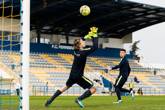 Norrköpings Jordan Larsson med en lobb över målvakt