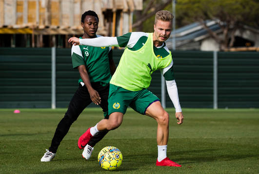 Abdul Halik Hudu i kamp om bollen med Sander Svendsen