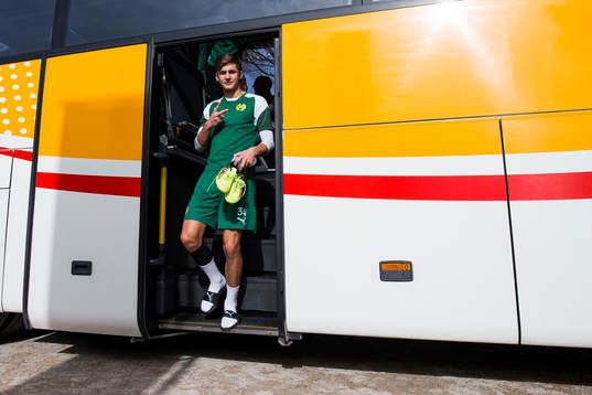 Hammarbys Leo Bengtsson kliver ur bussen innan en träning