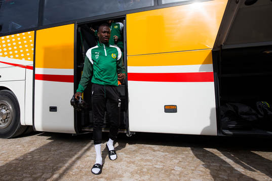 Hammarbys Pa Amat Dibba kliver ur bussen innan en träning