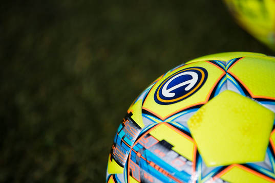 En fotboll med det Allsvenska emblemet på