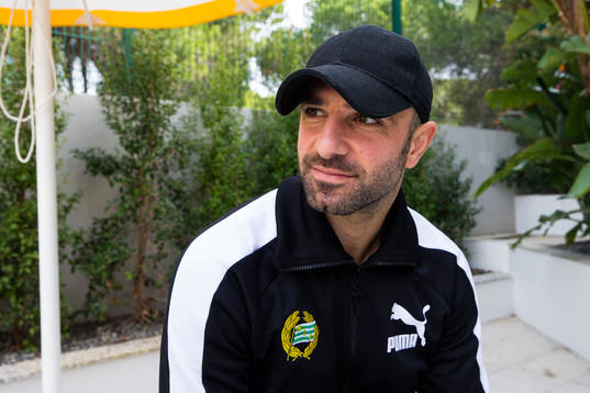 Hammarbys Kennedy Bakircioglu blir intervjuad av media