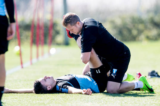 Malmö FFs Alexander Jeremejeff stretchas av sjukgymnast