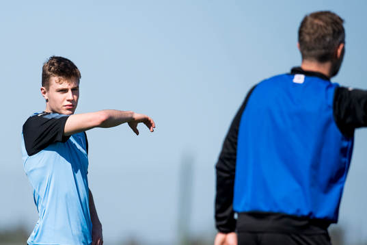 Malmö FFs Mattias Svanberg får instruktioner från