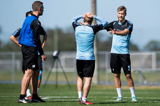 Malmö FFs Fouad Bachirou i samtal med Oscar Lewicki och