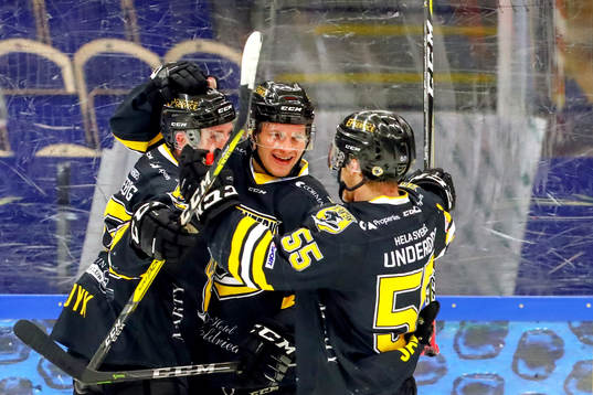 Panterns Sebastian Dyk jublar med lagkamrater