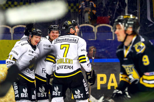 s Marcus Fornell jublar med lagkamrater