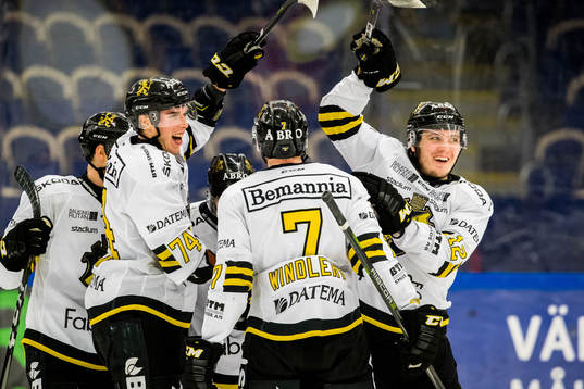 s Max Lindholm jublar med lagkamrater