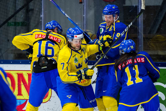 Niklas Jihde och Peter Jihde tacklar Patrik Hersley