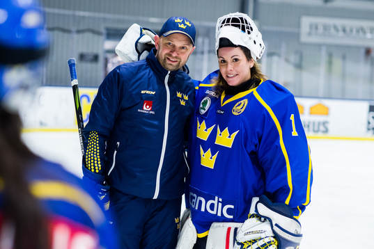 Sveriges målvaktstränare Stefan Ladhe och Valentina