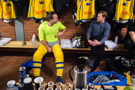 Peter Jihde och Niklas Jihde före en ishockeyträning med