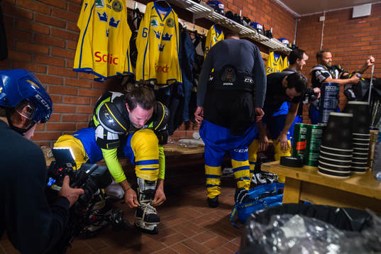 Peter Jihde  före en ishockeyträning med journalister och