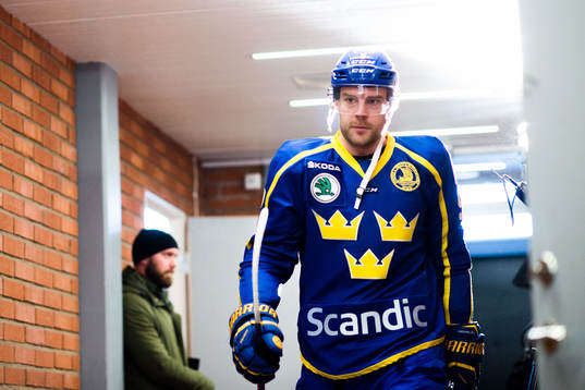 Patrik Hersley före en ishockeyträning med journalister
