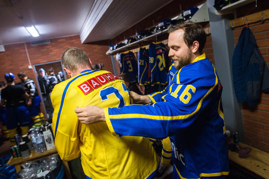 Henrik Sjöberg före  en ishockeyträning med journalister