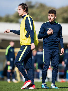 Norrköpings Simon Thern och Jordan Larsson i en het