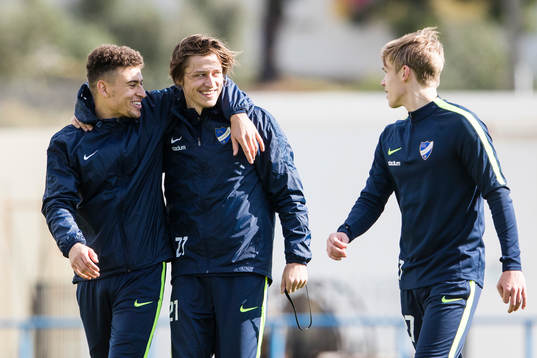 Norrköpings Jordan Larsson och Simon Thern håller om
