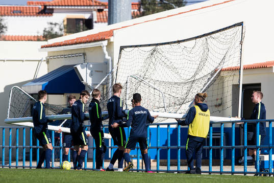 Norrköpings spelare flytta på ett fotbollsmål