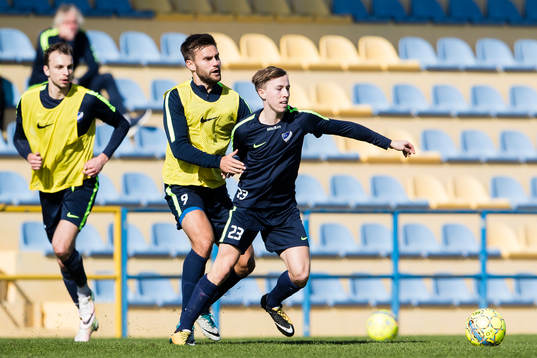 Norrköpings Johannes Vall i kamp om bollen med Jakob
