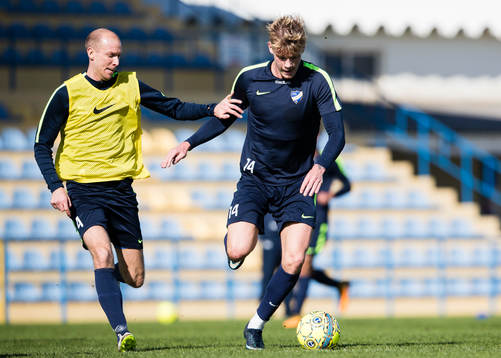 Norrköpings Andreas Johansson i kamp om bollen med Eric