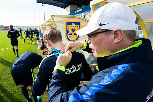 Norrköpings idrottsskadeterapeut Dale Reese monterar en