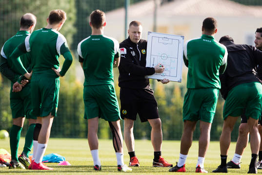 Hammarbys tränare Stefan Billborn med en taktiktavla