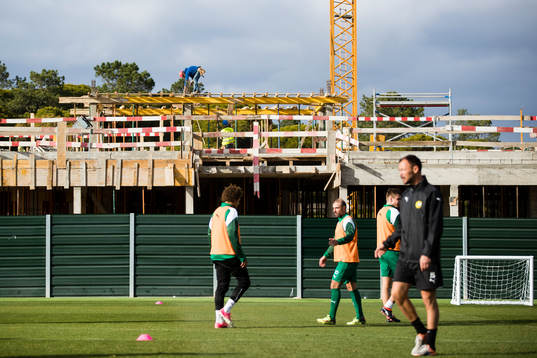 Byggnadsarbetare jobbar med en byggnad på