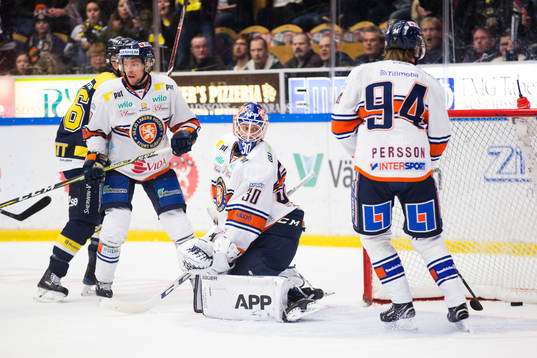 Växjös målvakt Viktor Fasth ser pucken gå in till 1-0