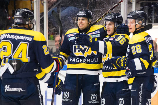 s David Ullström, Bill Sweatt och Anton Bengtsson jublar