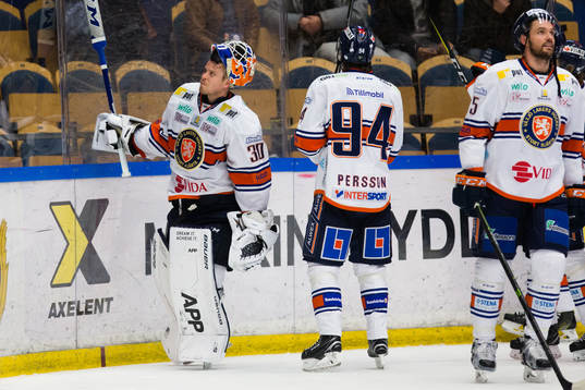 Växjös målvakt Viktor Fasth jublar