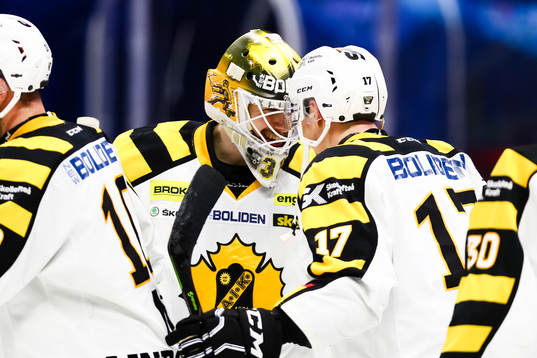 Skellefteås målvakt Joni Ortio jublar med Pär Lindholm