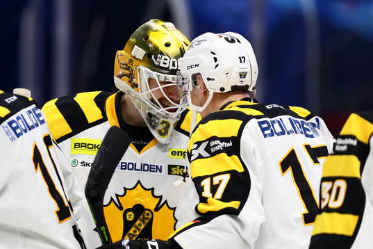 Skellefteås målvakt Joni Ortio och Pär Lindholm jublar