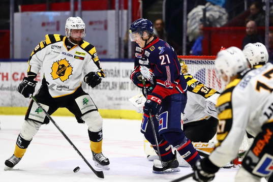 Linköpings Emil Sylvegård mot Skellefteåspelare