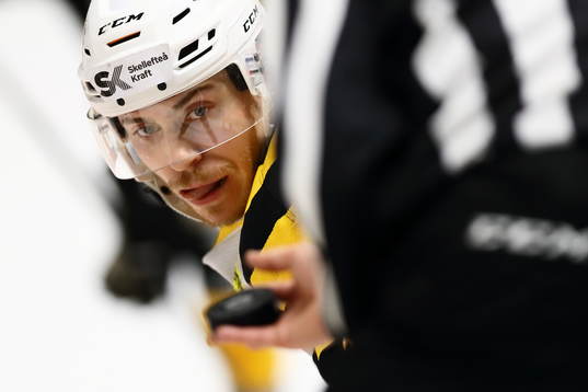 Skellefteås Pär Lindholm ser pucken i domarens hand innan