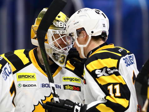 Skellefteås målvakt Joni Ortio och Henrik Hetta jublar