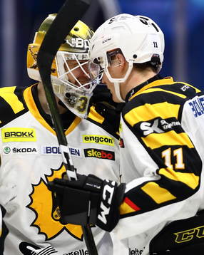 Skellefteås målvakt Joni Ortio och Henrik Hetta jublar