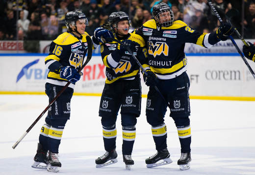 s Tom Hedberg, Lawrence Pilut och David Gustafsson jublar