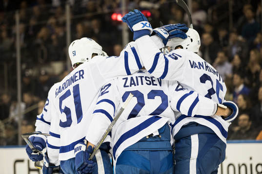 Jake Gardiner  Nikita Zaitsev och James van Riemsdyk