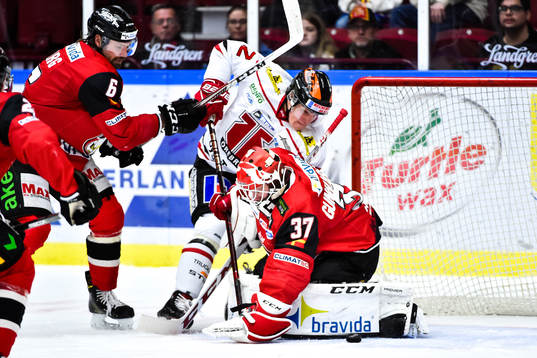 Malmö Redhawks målvakt Jonas Gunnarsson försvarar mot