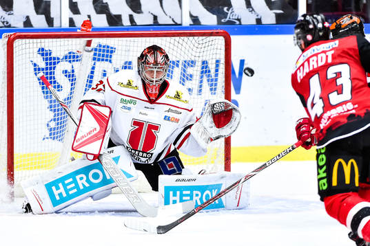 Malmö Redhawks Nichlas Hardt med ett skott mot Örebros