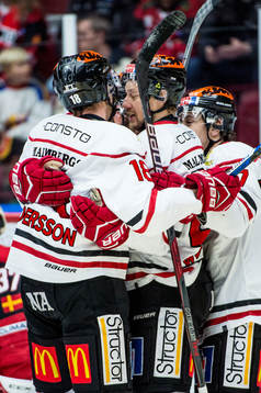Örebros Joakim Andersson jublar med lagkamraterna