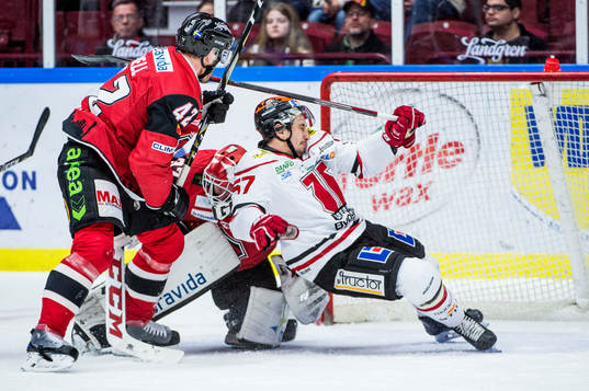 Malmö Redhawks Niklas Arell trycker till Örebros Daine