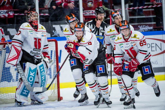 Örebros Tylor Spink i mitten grinar illa