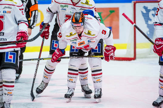 Örebros Tylor Spink i mitten grinar illa