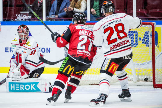Malmö Redhawks Axel Wemmenborn sätter 3-3 på Örebros